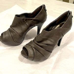 Simply Vera- Vera Wang 
Kohls Rn#73277 Platforms, Saville Grey